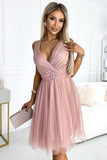 Feminine Tulle Dress with Neckline and Decorative Buckle
