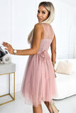 Feminine Tulle Dress with Neckline and Decorative Buckle