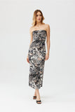 Elegant Fitted Dress with Slit and Strapless Neckline
