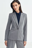 Elegant Fitted Blazer with Classic Lapel and Button Details